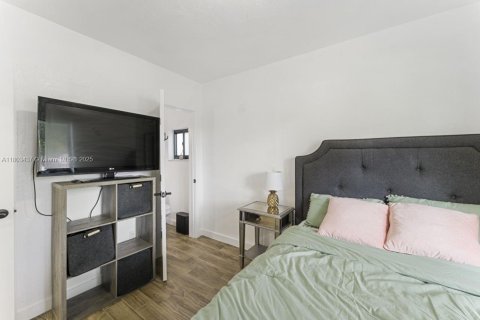 House in North Miami Beach, Florida 3 bedrooms, 96.62 sq.m. № 1689267 - photo 8