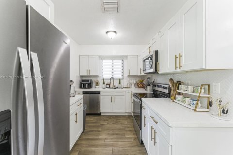 House in North Miami Beach, Florida 3 bedrooms, 96.62 sq.m. № 1689267 - photo 14