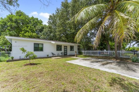 House in North Miami Beach, Florida 3 bedrooms, 96.62 sq.m. № 1689267 - photo 2