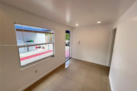 Снять в аренду виллу или дом в Майами, Флорида 1 спальня, 65.03м2, № 1933344 - фото 3