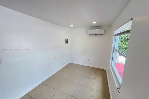 Снять в аренду виллу или дом в Майами, Флорида 1 спальня, 65.03м2, № 1933344 - фото 2