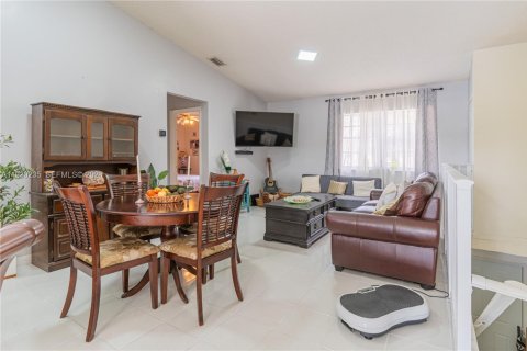 Copropriété à vendre à Hialeah, Floride: 2 chambres, 94.76 m2 № 1989031 - photo 12