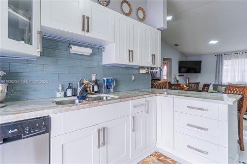 Copropriété à vendre à Hialeah, Floride: 2 chambres, 94.76 m2 № 1989031 - photo 10