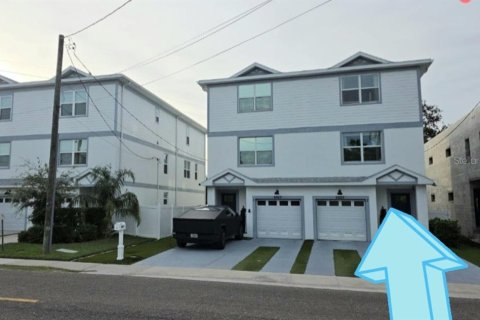 Townhouse in Tampa, Florida 4 bedrooms, 235.79 sq.m. № 1885192 - photo 1