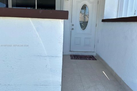 House in Miami Gardens, Florida 2 bedrooms, 97.55 sq.m. № 2080447 - photo 2