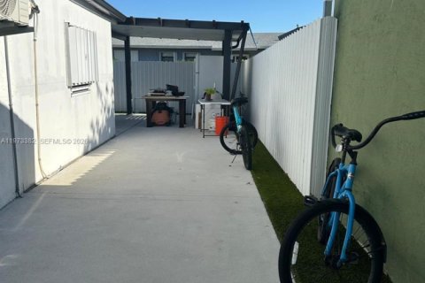 House in Miami Gardens, Florida 2 bedrooms, 97.55 sq.m. № 2080447 - photo 9