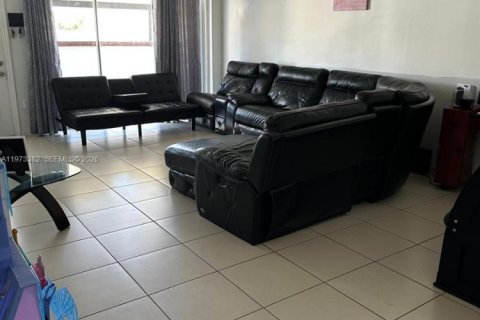 House in Miami Gardens, Florida 2 bedrooms, 97.55 sq.m. № 2080447 - photo 4