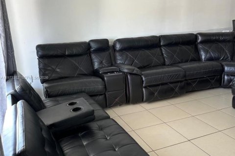 House in Miami Gardens, Florida 2 bedrooms, 97.55 sq.m. № 2080447 - photo 3