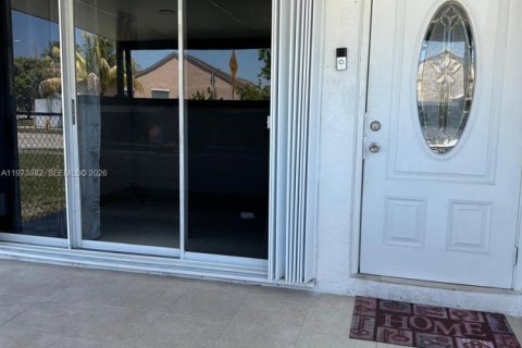 House in Miami Gardens, Florida 2 bedrooms, 97.55 sq.m. № 2080447