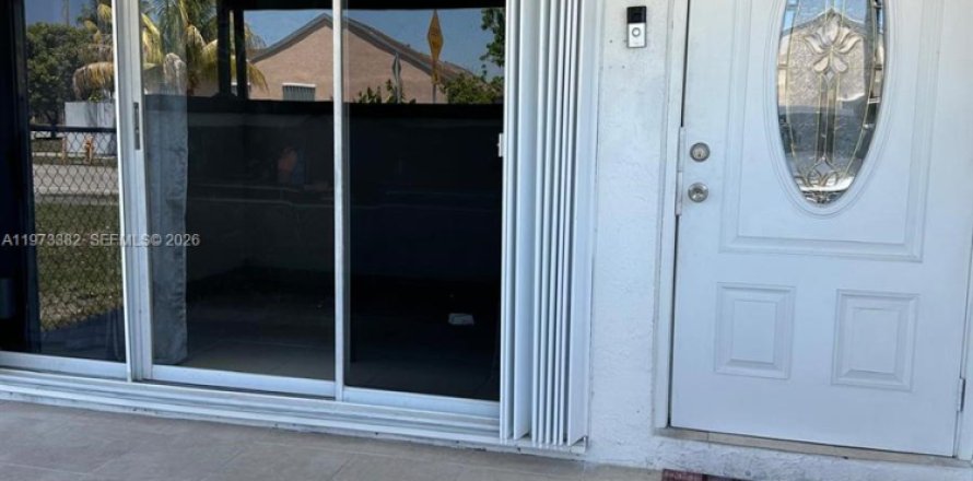 House in Miami Gardens, Florida 2 bedrooms, 97.55 sq.m. № 2080447