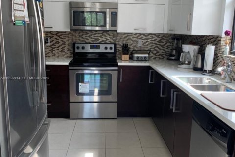 Casa en alquiler en Miami, Florida, 4 dormitorios, 163.04 m2 № 2010818 - foto 8