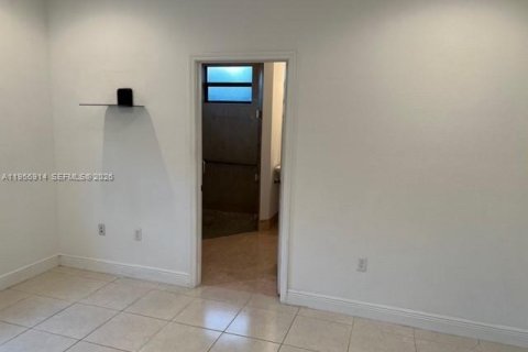 Casa en alquiler en Miami, Florida, 4 dormitorios, 163.04 m2 № 2010818 - foto 17