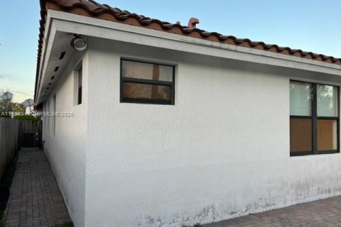 Casa en alquiler en Miami, Florida, 4 dormitorios, 163.04 m2 № 2010818 - foto 15