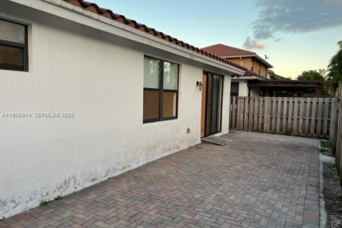 Casa en alquiler en Miami, Florida, 4 dormitorios, 163.04 m2 № 2010818 - foto 14