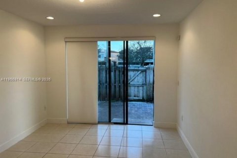 Casa en alquiler en Miami, Florida, 4 dormitorios, 163.04 m2 № 2010818 - foto 12