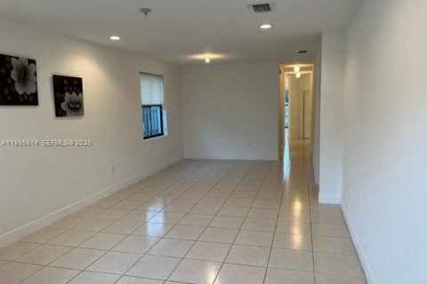 Casa en alquiler en Miami, Florida, 4 dormitorios, 163.04 m2 № 2010818 - foto 4