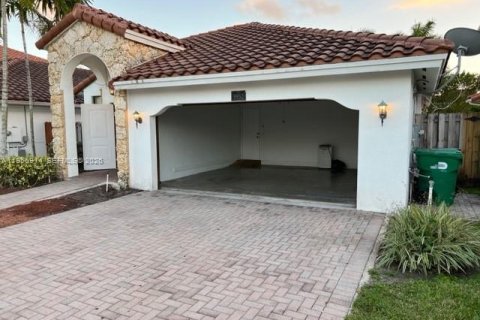 Casa en alquiler en Miami, Florida, 4 dormitorios, 163.04 m2 № 2010818 - foto 2