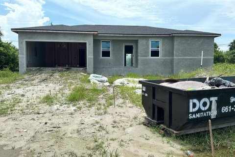 House in Port Charlotte, Florida 4 bedrooms, 151.99 sq.m. № 1757040 - photo 2