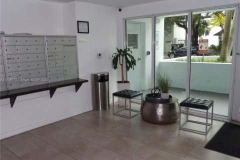 Condo in Miami, Florida, 1 bedroom  № 1859966 - photo 2