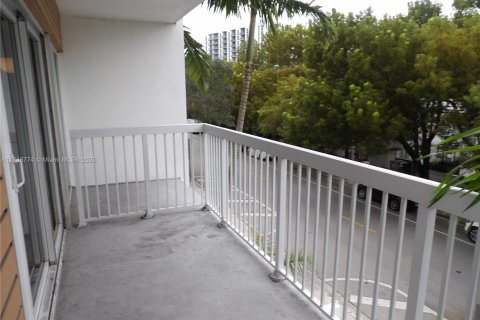 Condo in Miami, Florida, 1 bedroom  № 1859966 - photo 10