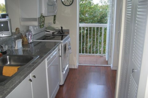 Condo in Miami, Florida, 1 bedroom  № 1859966 - photo 16