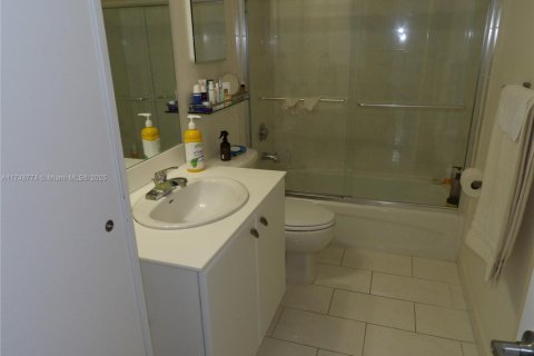 Condo in Miami, Florida, 1 bedroom  № 1859966 - photo 4