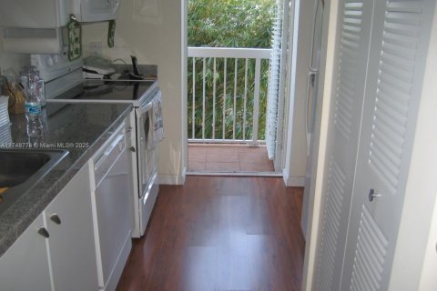 Condo in Miami, Florida, 1 bedroom  № 1859966 - photo 3