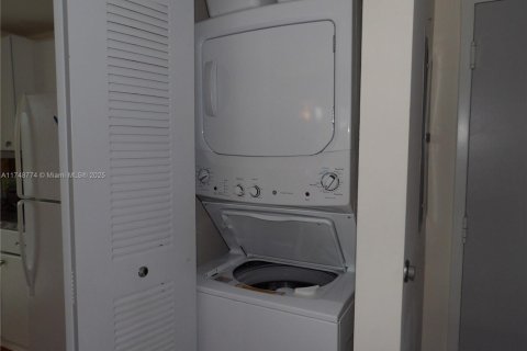 Condo in Miami, Florida, 1 bedroom  № 1859966 - photo 11