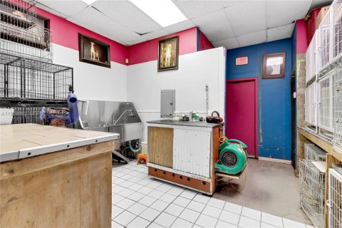 Commercial property in Miami, Florida № 2076849 - photo 9