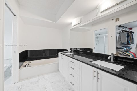 Condominio en venta en Aventura, Florida, 2 dormitorios, 109.72 m2 № 1861517 - foto 18
