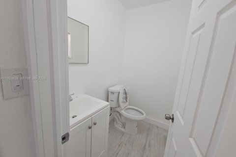 Casa en venta en Miami, Florida, 1 dormitorio, 89.19 m2 № 2008201 - foto 3