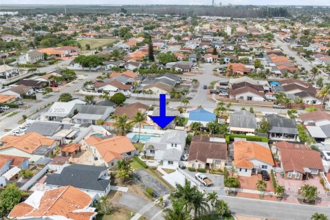 House in Miami, Florida 4 bedrooms, 188.5 sq.m. № 2004316 - photo 2