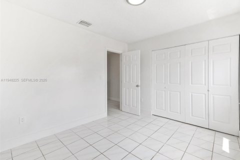 House in Miami, Florida 4 bedrooms, 188.5 sq.m. № 2004316 - photo 24