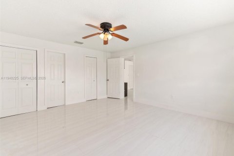 House in Miami, Florida 4 bedrooms, 188.5 sq.m. № 2004316 - photo 20