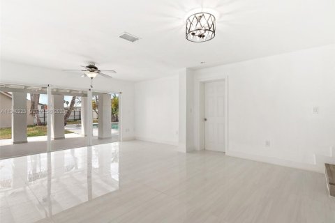 House in Miami, Florida 4 bedrooms, 188.5 sq.m. № 2004316 - photo 13
