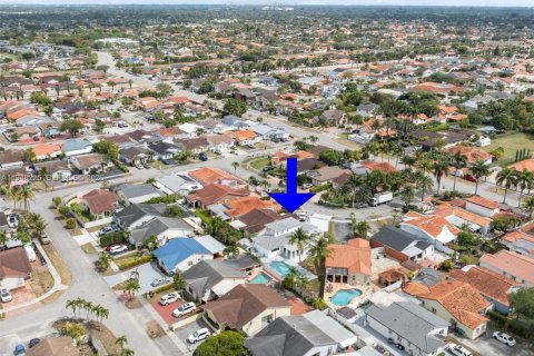 House in Miami, Florida 4 bedrooms, 188.5 sq.m. № 2004316 - photo 3