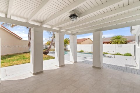 House in Miami, Florida 4 bedrooms, 188.5 sq.m. № 2004316 - photo 29