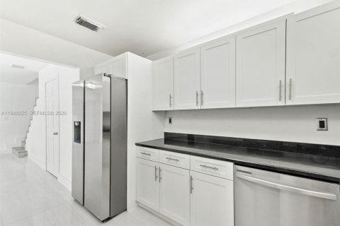 House in Miami, Florida 4 bedrooms, 188.5 sq.m. № 2004316 - photo 16