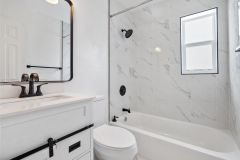 House in Miami, Florida 4 bedrooms, 188.5 sq.m. № 2004316 - photo 25