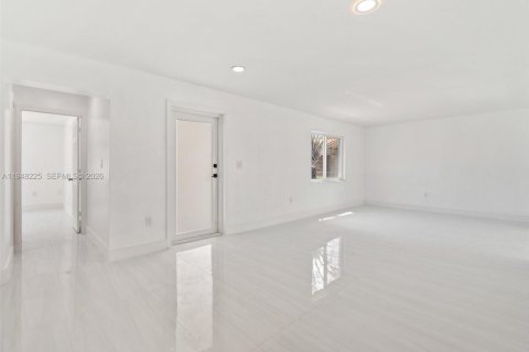 House in Miami, Florida 4 bedrooms, 188.5 sq.m. № 2004316 - photo 9