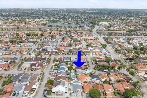 House in Miami, Florida 4 bedrooms, 188.5 sq.m. № 2004316