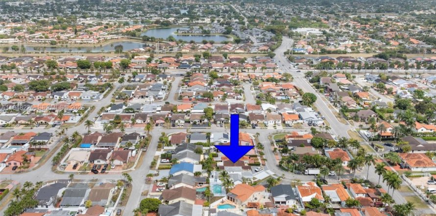 House in Miami, Florida 4 bedrooms, 188.5 sq.m. № 2004316