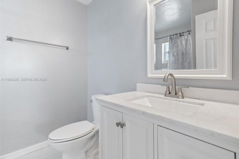 House in Miami, Florida 4 bedrooms, 188.5 sq.m. № 2004316 - photo 21