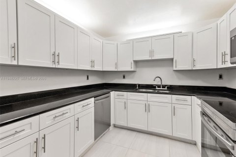 House in Miami, Florida 4 bedrooms, 188.5 sq.m. № 2004316 - photo 18