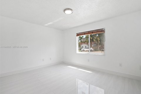 House in Miami, Florida 4 bedrooms, 188.5 sq.m. № 2004316 - photo 10