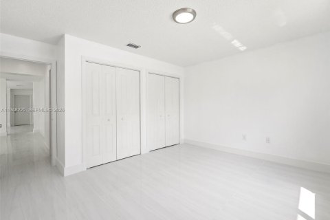 House in Miami, Florida 4 bedrooms, 188.5 sq.m. № 2004316 - photo 11