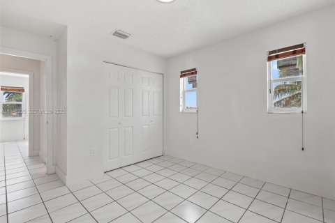 House in Miami, Florida 4 bedrooms, 188.5 sq.m. № 2004316 - photo 27