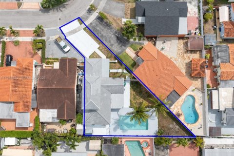 House in Miami, Florida 4 bedrooms, 188.5 sq.m. № 2004316 - photo 6