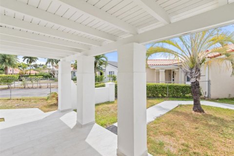 House in Miami, Florida 4 bedrooms, 188.5 sq.m. № 2004316 - photo 28