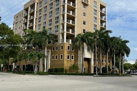 Condo in Miami, Florida, 2 bedrooms  № 1802585 - photo 1
